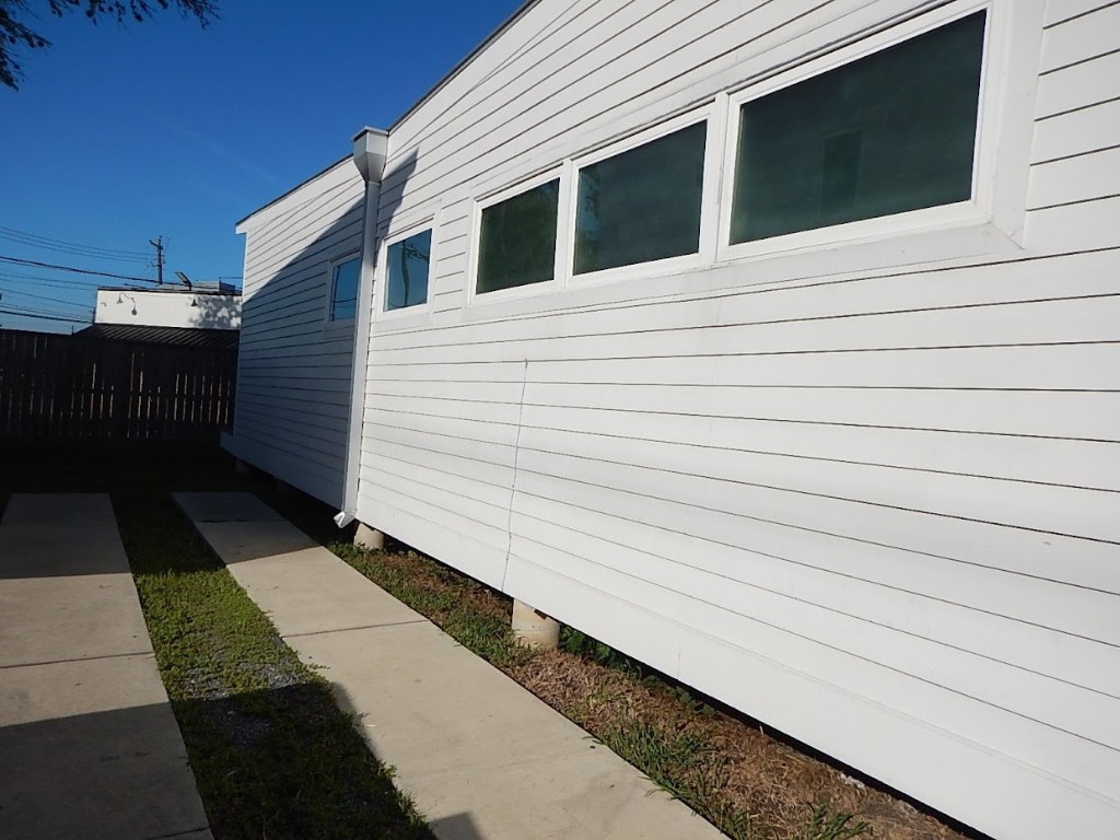 1508 Dumble Street Houston, TX 77023 - Photo 2 of 6 a view of a house with a balcony