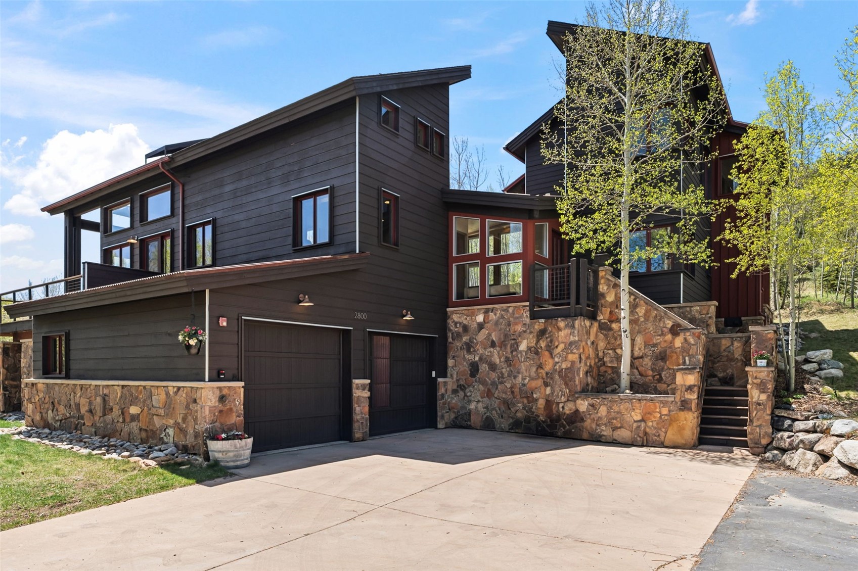 2800 Hunter's Knob Road Silverthorne, CO 80498 - Photo 4 of 37 a front view of a house