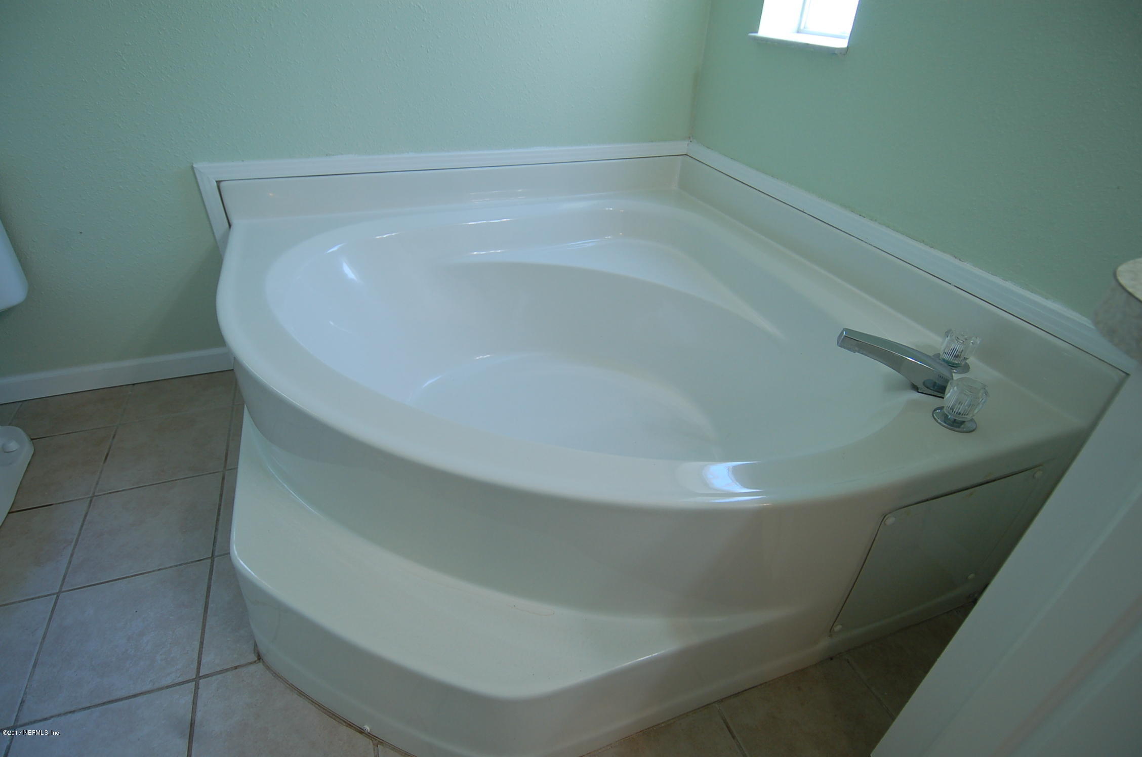 85197 Deleene Road Yulee, FL 32097 - Photo 23 of 35 23 Owner tub
