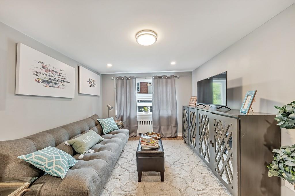 6206 Ira Way Pittsburgh, PA 15217 - Photo 11 of 36 a living room with furniture