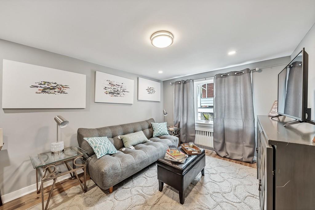 6206 Ira Way Pittsburgh, PA 15217 - Photo 9 of 36 a living room with furniture