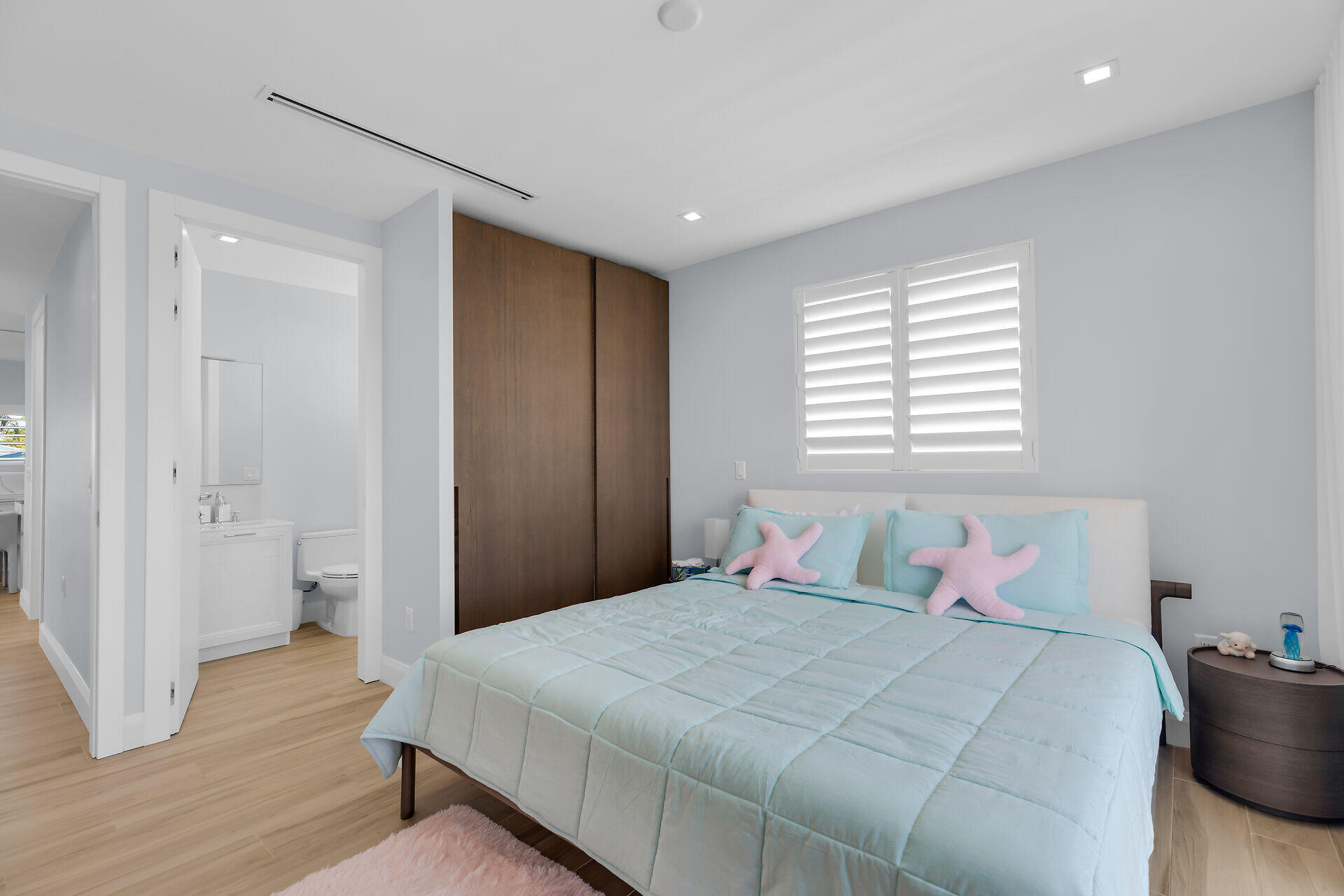 121 Lake Road Tavernier, FL 33070 - Photo 26 of 51 a bedroom with a bed and wooden floor