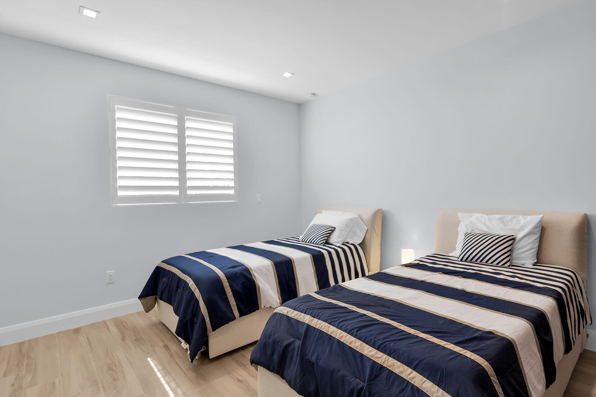 121 Lake Road Tavernier, FL 33070 - Photo 27 of 70 a bedroom with two beds and a window