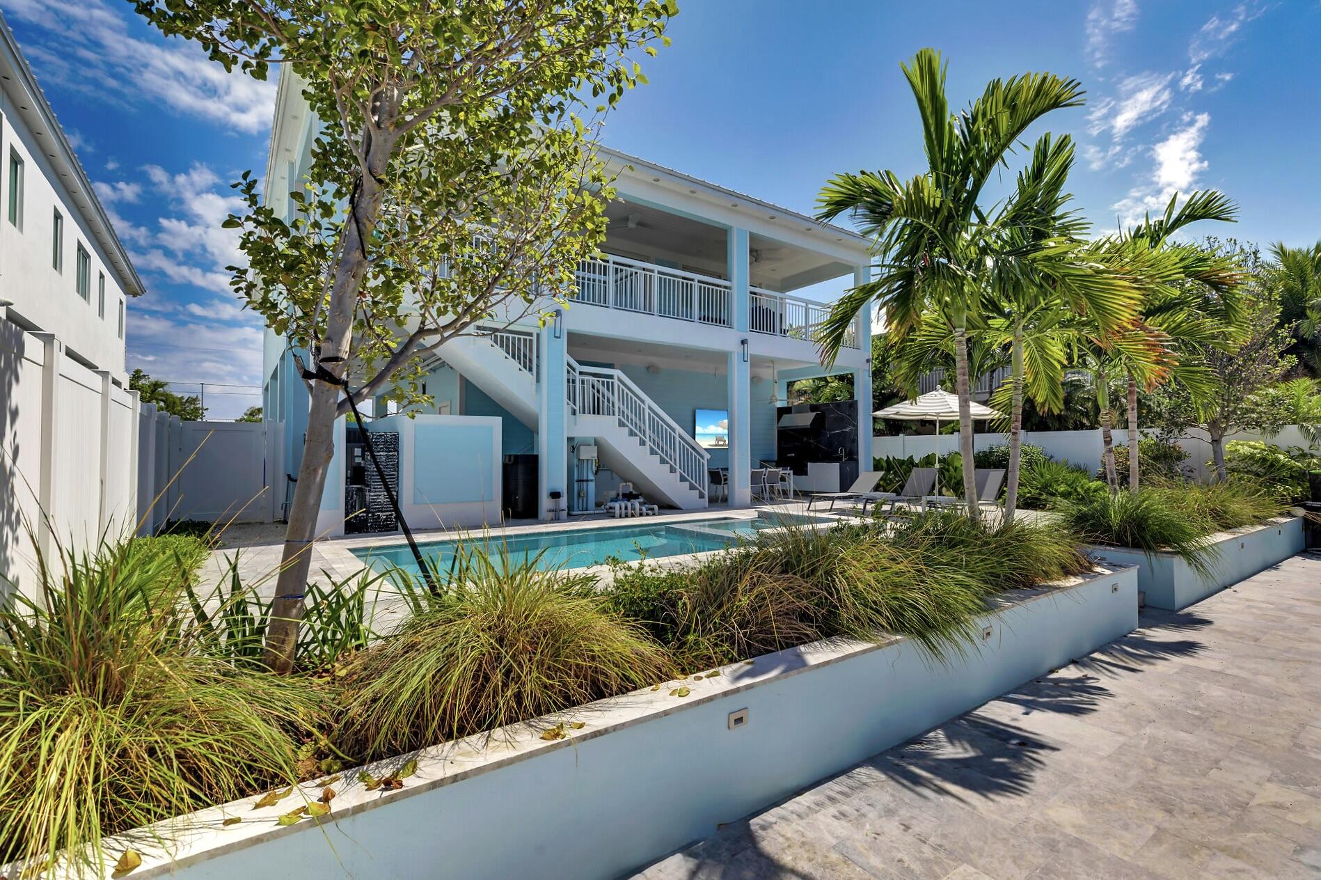121 Lake Road Tavernier, FL 33070 - Photo 39 of 51 a front view of a house with a yard