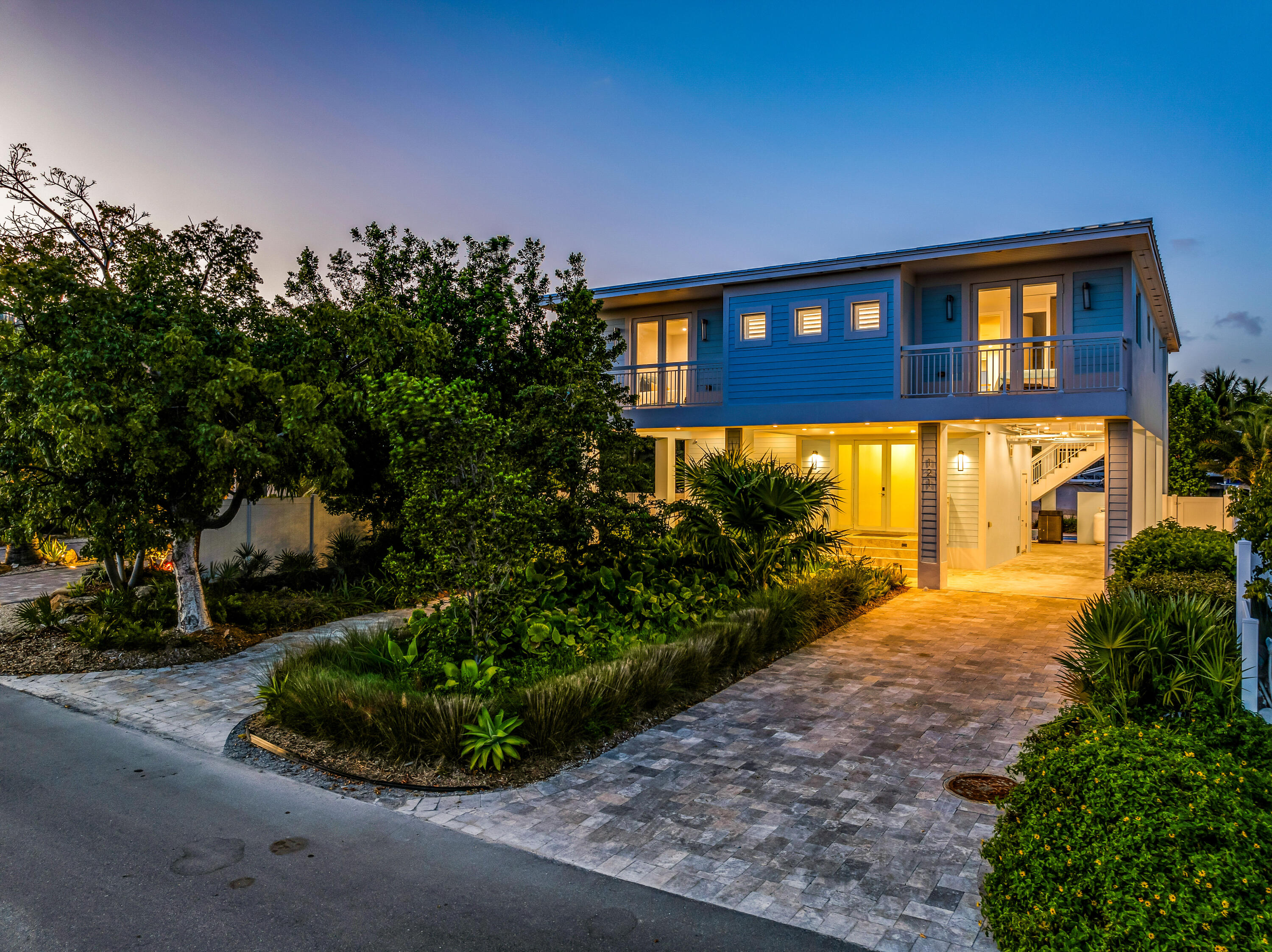 121 Lake Road Tavernier, FL 33070 - Photo 69 of 70 a front view of a house with garden