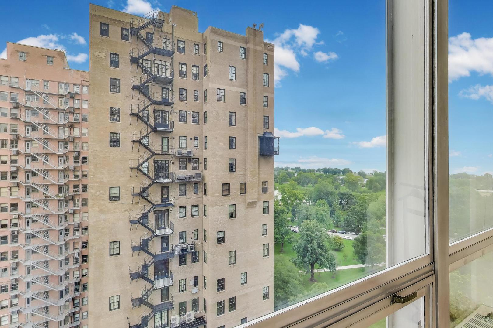 2400 North Lakeview Avenue, Unit 1708 Chicago, IL 60614 - Photo 21 of 50 a view of a building