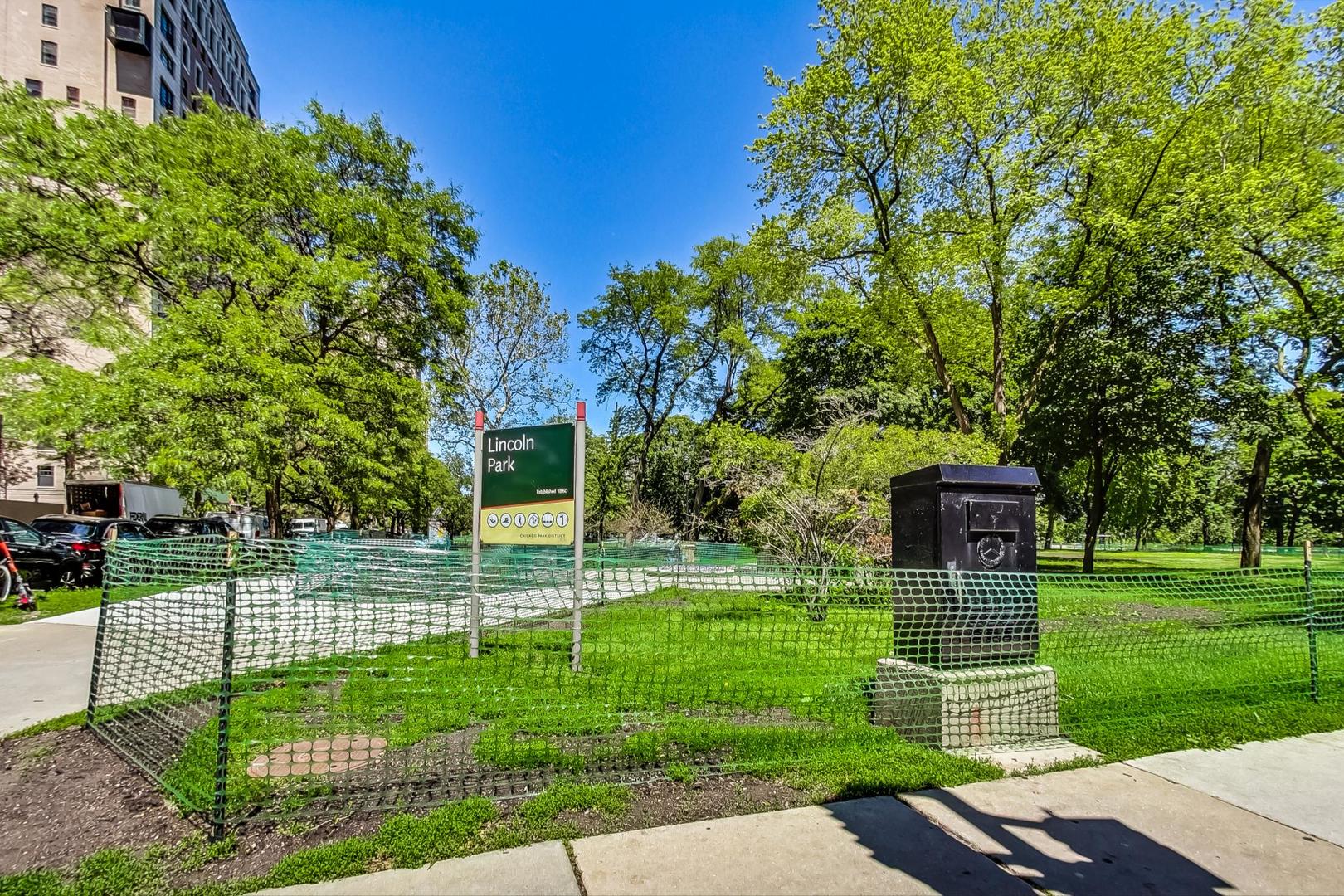 2400 North Lakeview Avenue, Unit 1708 Chicago, IL 60614 - Photo 47 of 50 a view of a park with plants and large trees