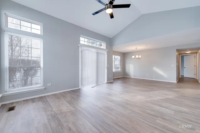 $2,700 | 460 Mayflower Lane, Unit 1, Bartlett, IL 60103