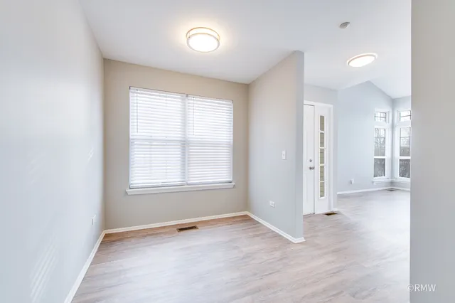 $2,700 | 460 Mayflower Lane, Unit 1, Bartlett, IL 60103