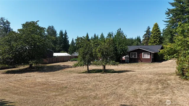 a view of a yard with yellow house