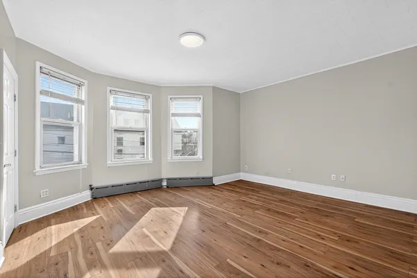 $2,650 | 105 West 6th Street, Bayonne, NJ 07002