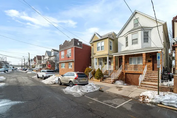$2,650 | 105 West 6th Street, Bayonne, NJ 07002