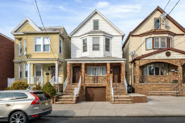 $2,650 | 105 West 6th Street, Bayonne, NJ 07002
