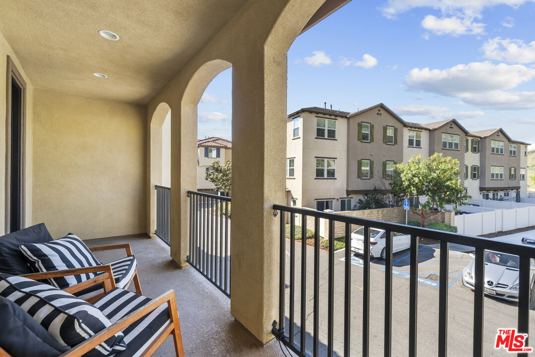22157 Barrington Way Saugus, CA 91350 - Photo 25 of 48