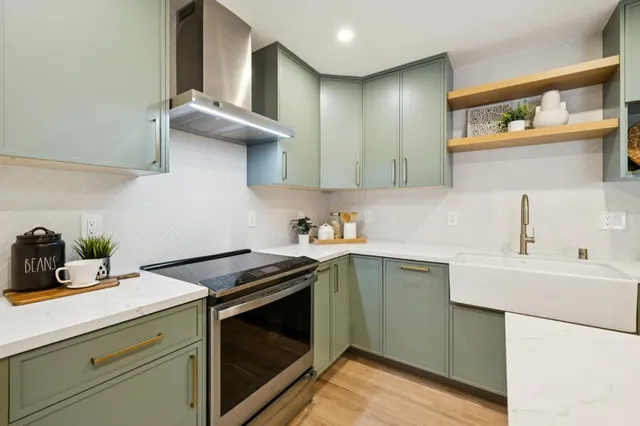 a bedroom with bed and a a mirror