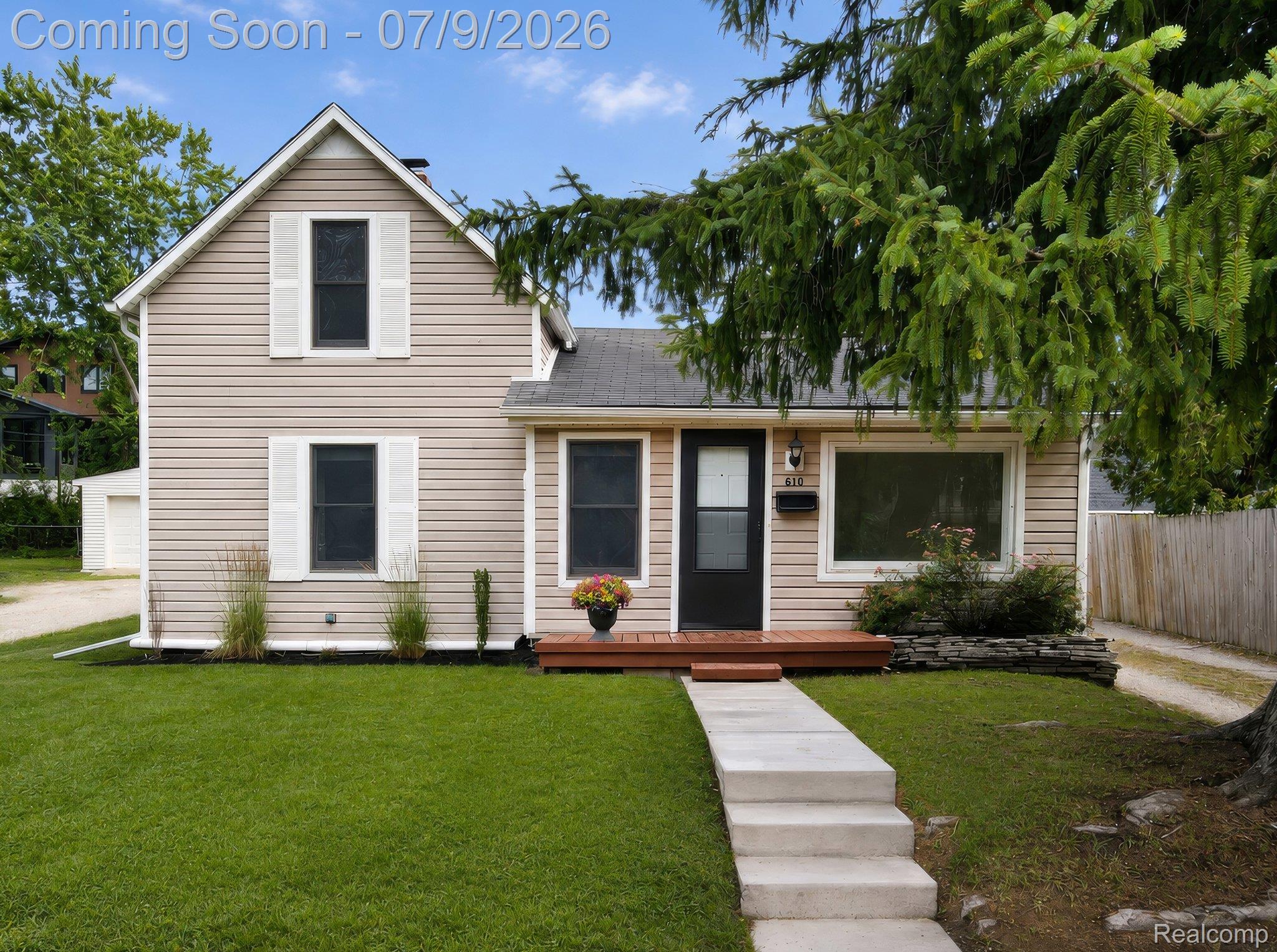 610 Quarter Street Rochester, MI 48307 - Photo 2 of 43 Great curb appeal