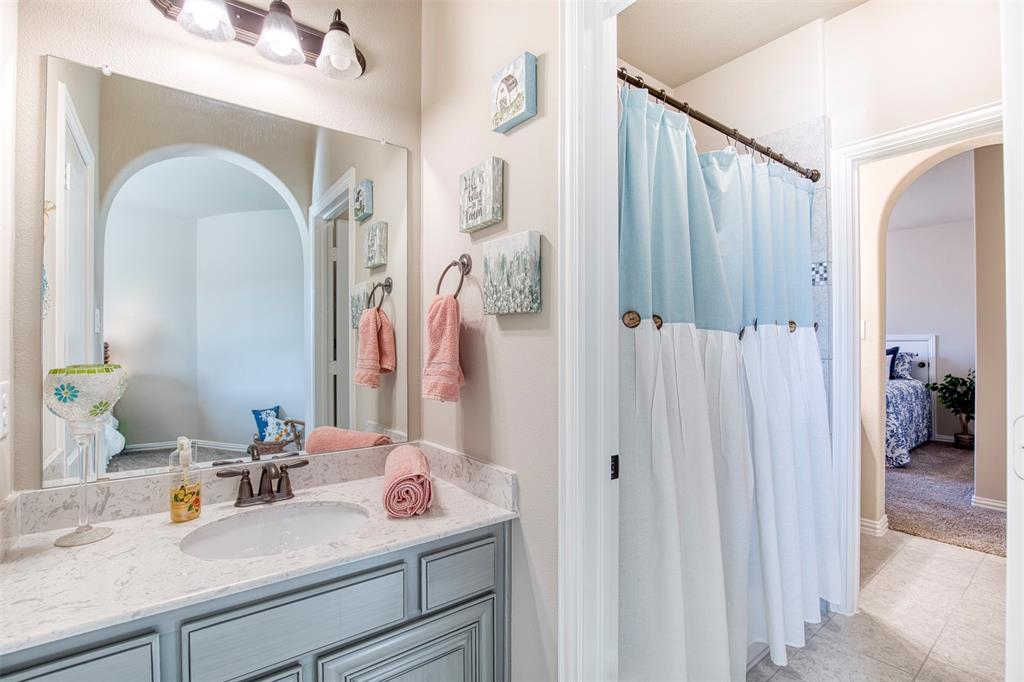 7760 Hackamore Street Frisco, TX 75036 - Photo 27 of 40 Jack & Jill bathroom