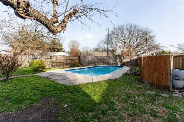 a view of a backyard