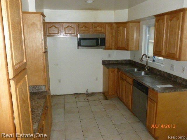 24924 Mabray Avenue Eastpointe, MI 48021 - Photo 6 of 12 P1040493.JPG