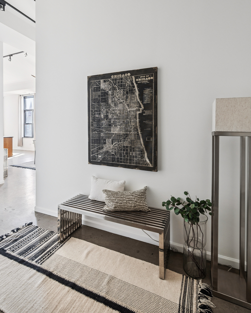 3631 North Halsted Street, Unit 308 Chicago, IL 60613 - Photo 18 of 20 a living room with furniture and a potted plant