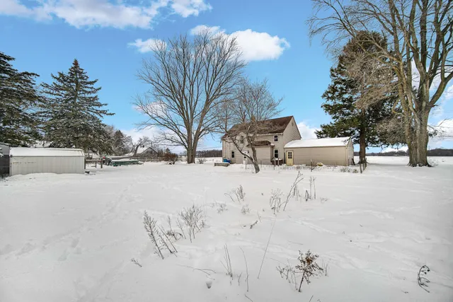 a view of outdoor space with a house