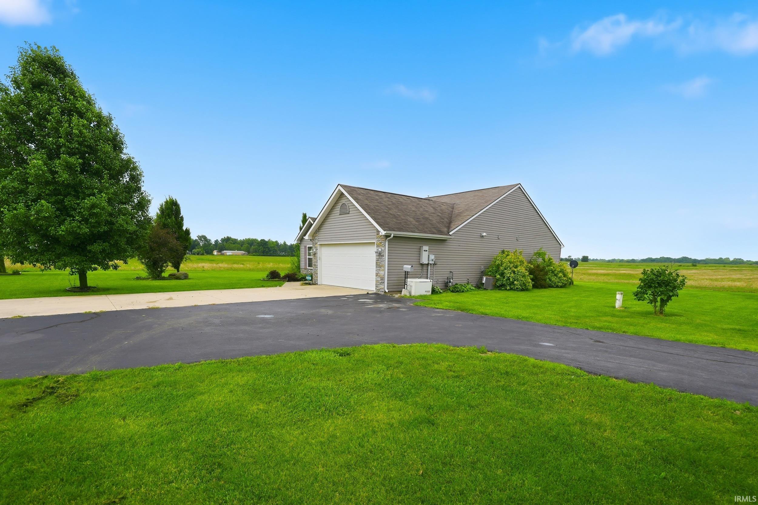 14940 Feighner Road Roanoke, IN 46783 - Photo 4 of 36