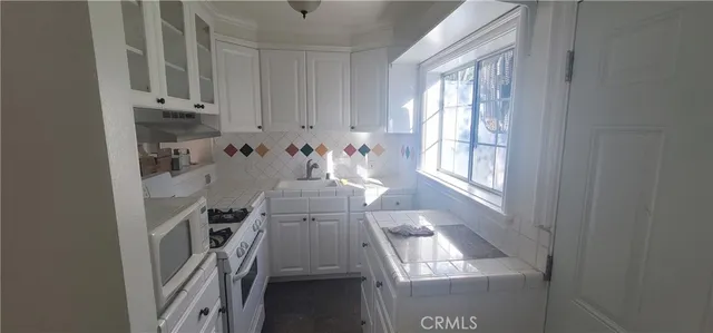 $3,095 | 19538 Leadwell Street, Reseda, CA 91335