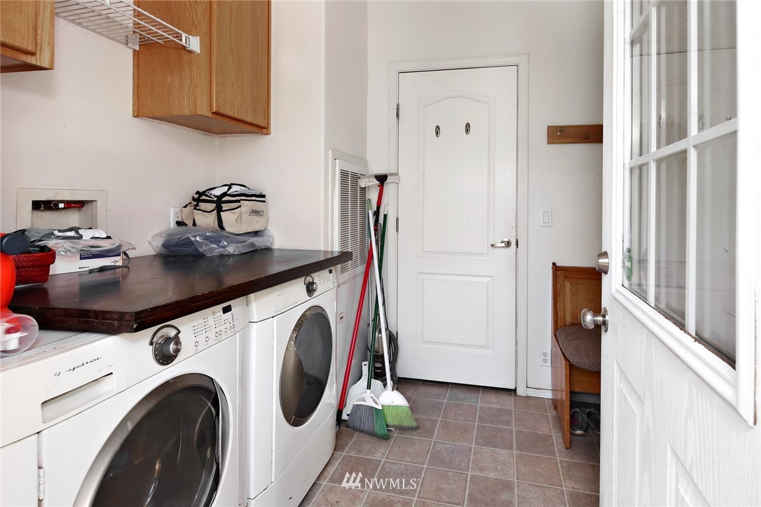 3125 Brown Road Ferndale, WA 98248 - Photo 9 of 24 a utility room with dryer and washer
