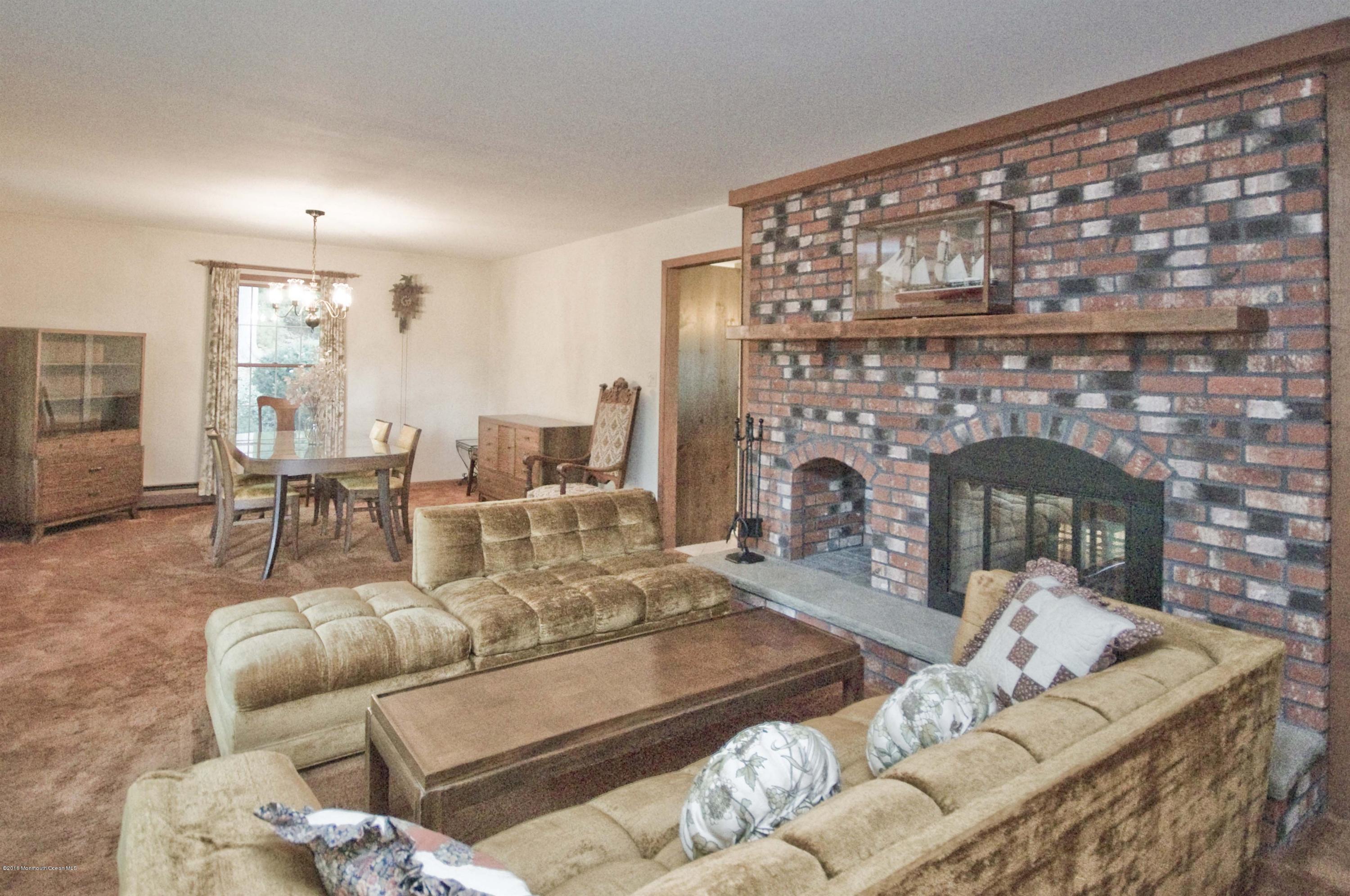 59 Chambers Road Allentown, NJ 08501 - Photo 4 of 27 LIVING ROOM