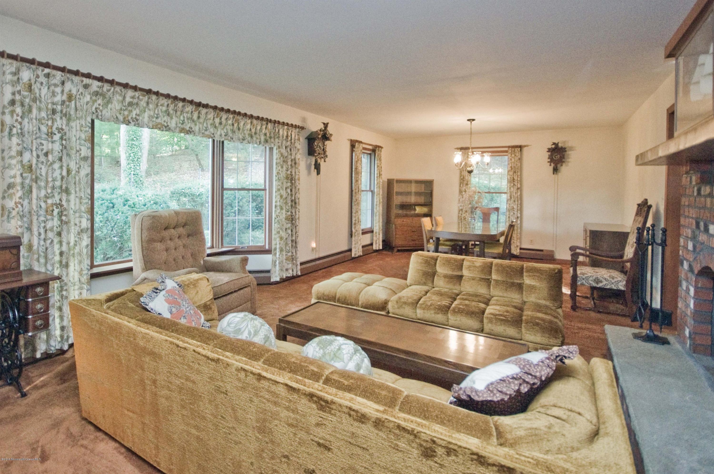 59 Chambers Road Allentown, NJ 08501 - Photo 5 of 27 LIVING ROOM