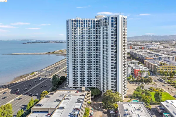 $689,000 | 6363 Christie Avenue, Unit 326, Emeryville, CA 94608