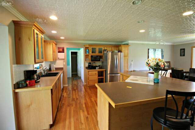 6237 Deland Road Flushing, MI 48433 - Photo 4 of 31 21167718-3.JPG
