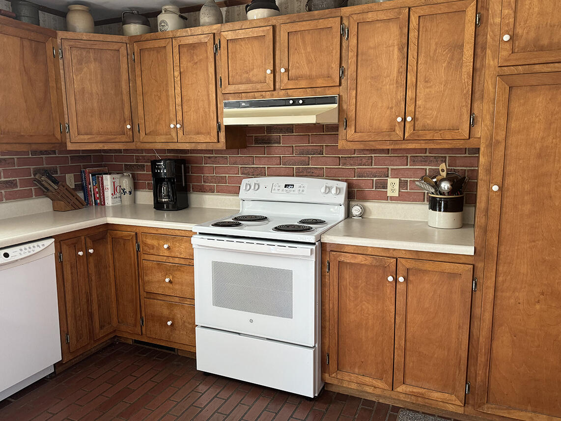 218 Capen Road Gardiner, ME 04345 - Photo 6 of 27 8 KITCHEN