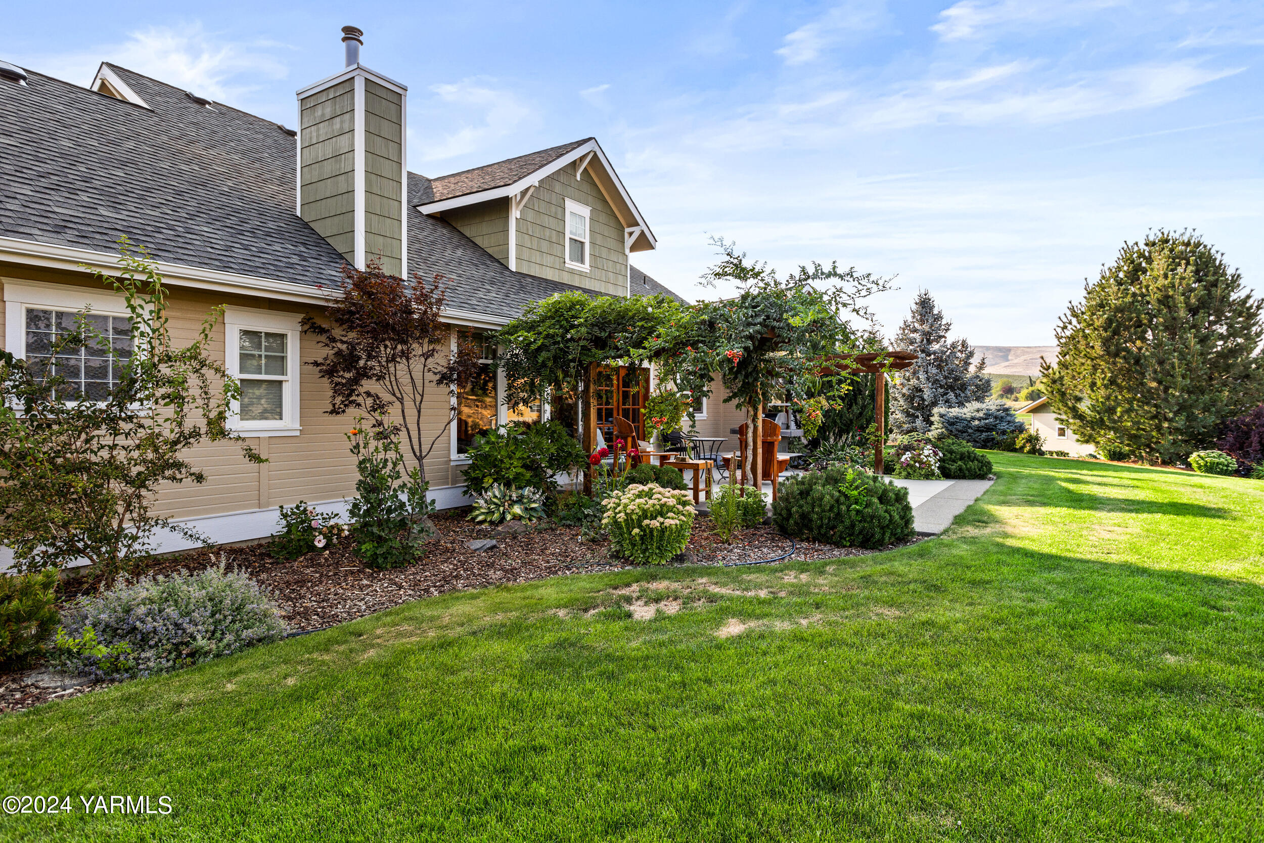 12401 Summitview Ext Road Yakima, WA 98908 - Photo 11 of 63 a front view of a house with garden