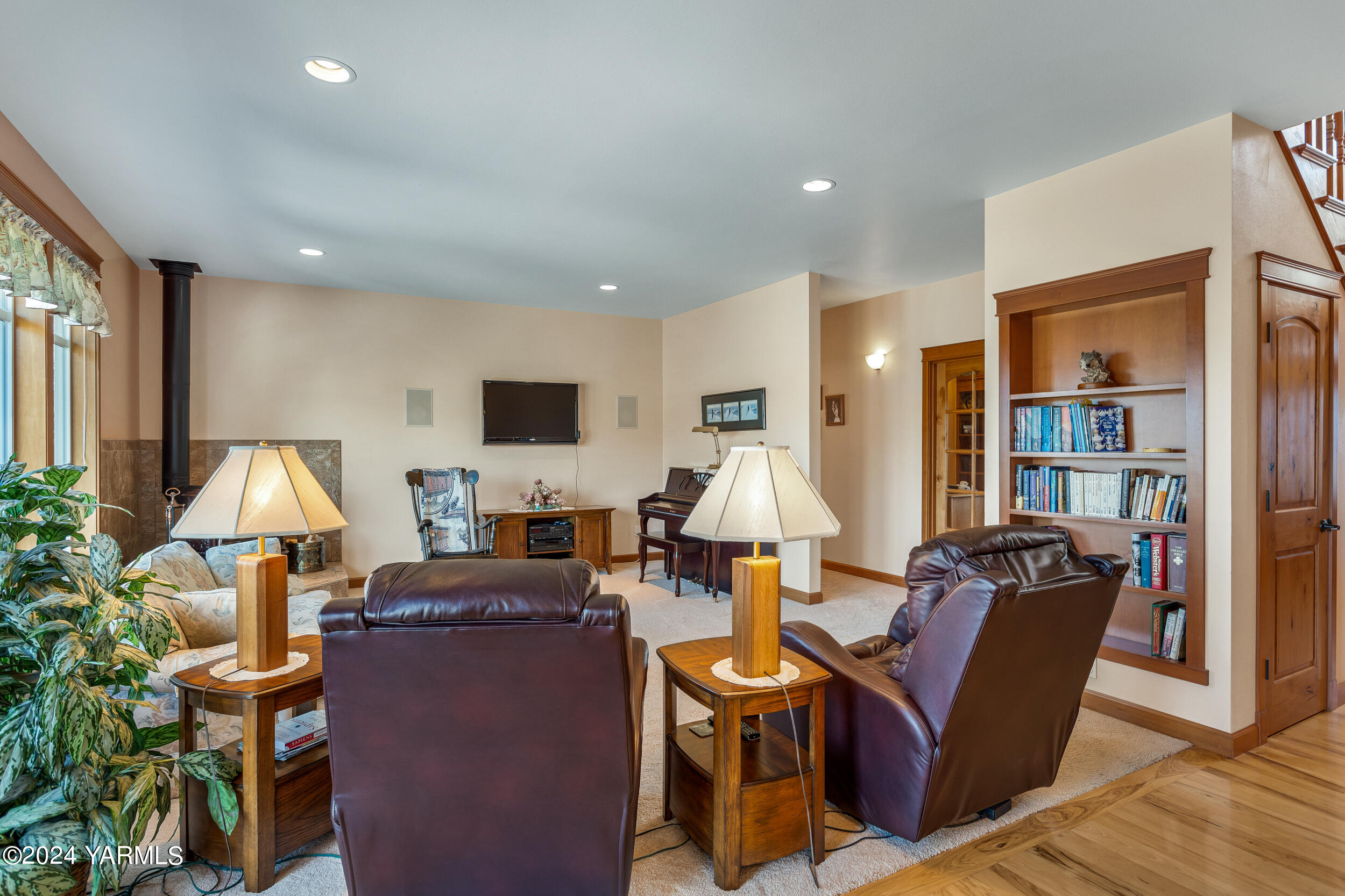 12401 Summitview Ext Road Yakima, WA 98908 - Photo 23 of 63 a living room with furniture a lamp and a flat screen tv
