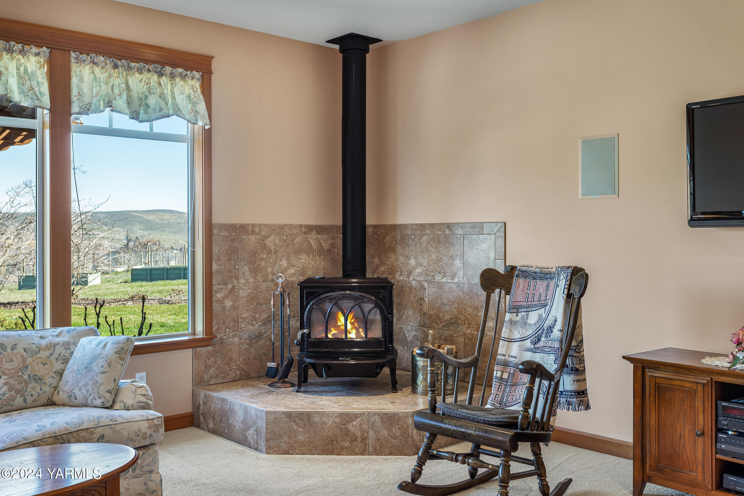 12401 Summitview Ext Road Yakima, WA 98908 - Photo 24 of 63 a living room with furniture and a fireplace