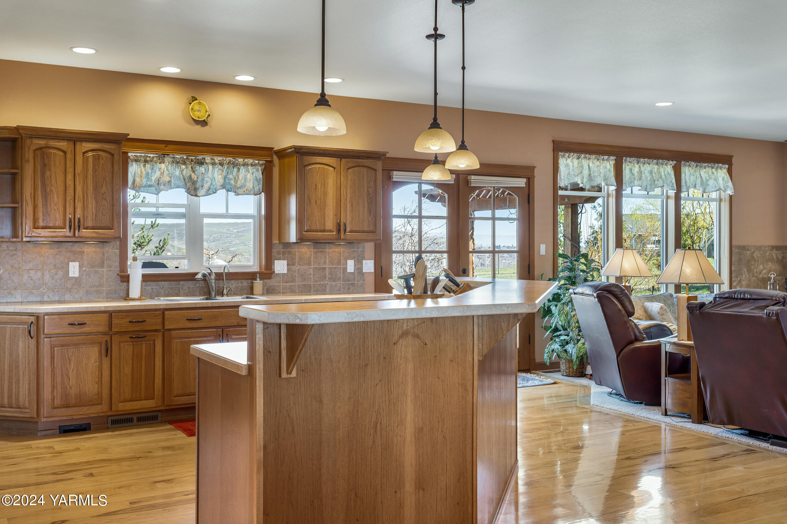 12401 Summitview Ext Road Yakima, WA 98908 - Photo 27 of 63 a large kitchen with a large window