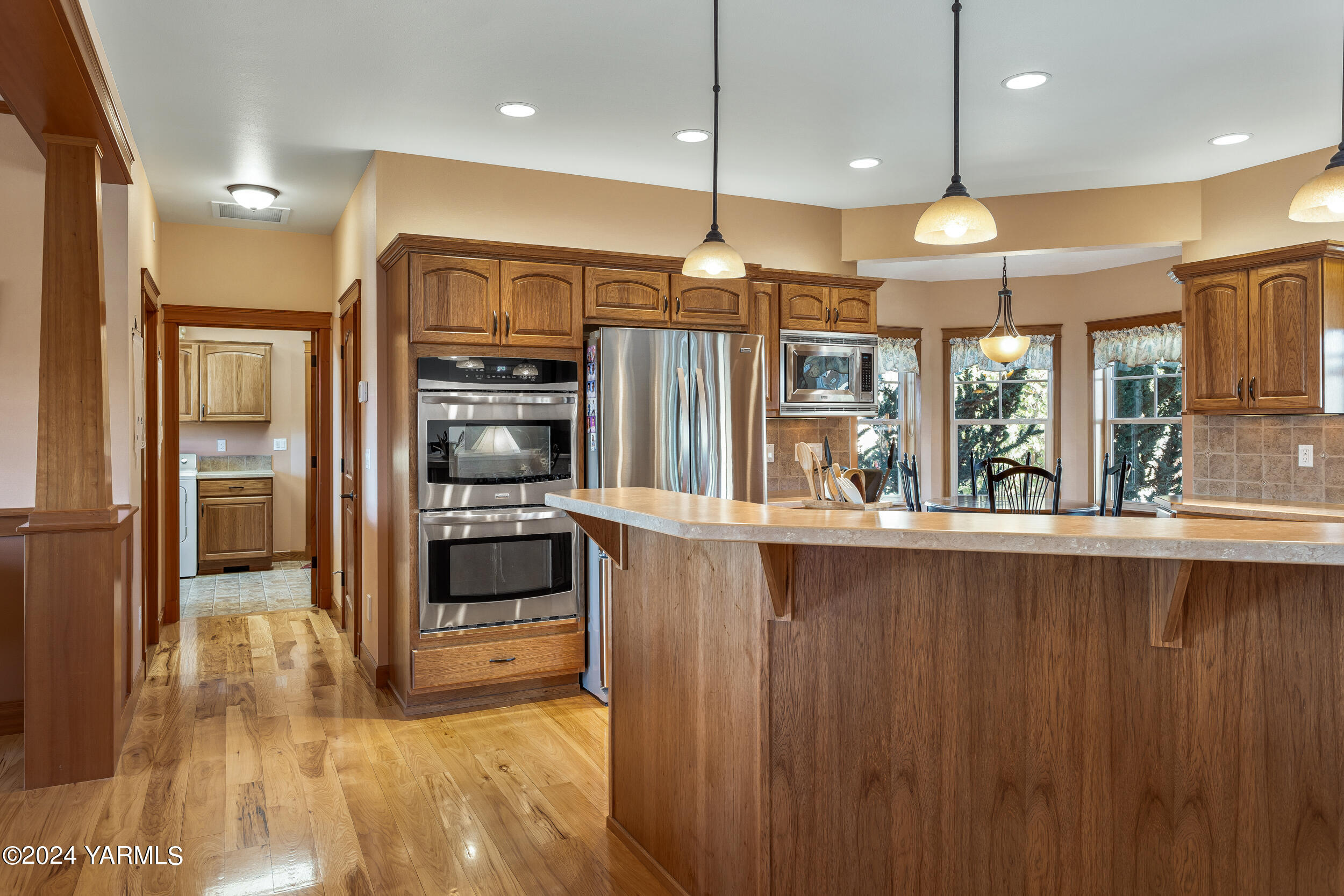 12401 Summitview Ext Road Yakima, WA 98908 - Photo 29 of 63 a kitchen with stainless steel appliances granite countertop a refrigerator a oven and a view of living room