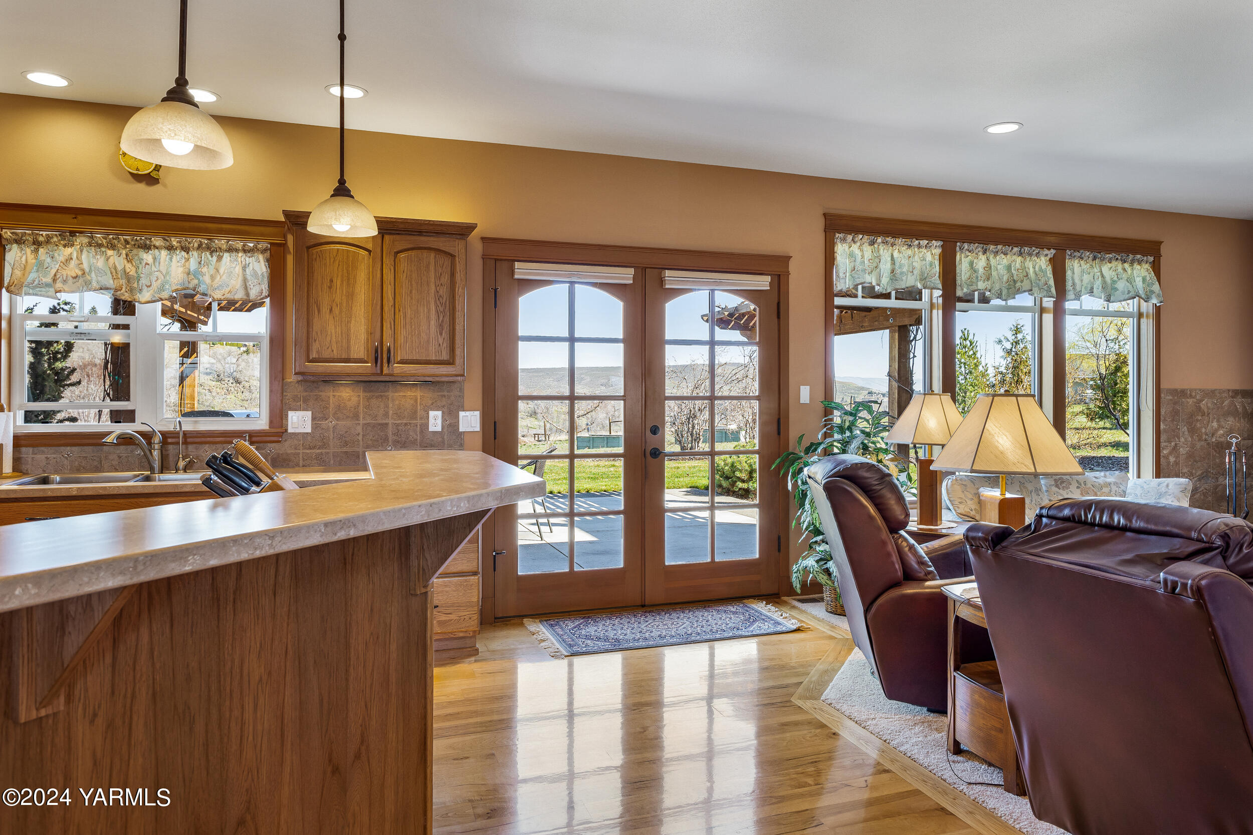 12401 Summitview Ext Road Yakima, WA 98908 - Photo 36 of 63 a living room with furniture and a large window