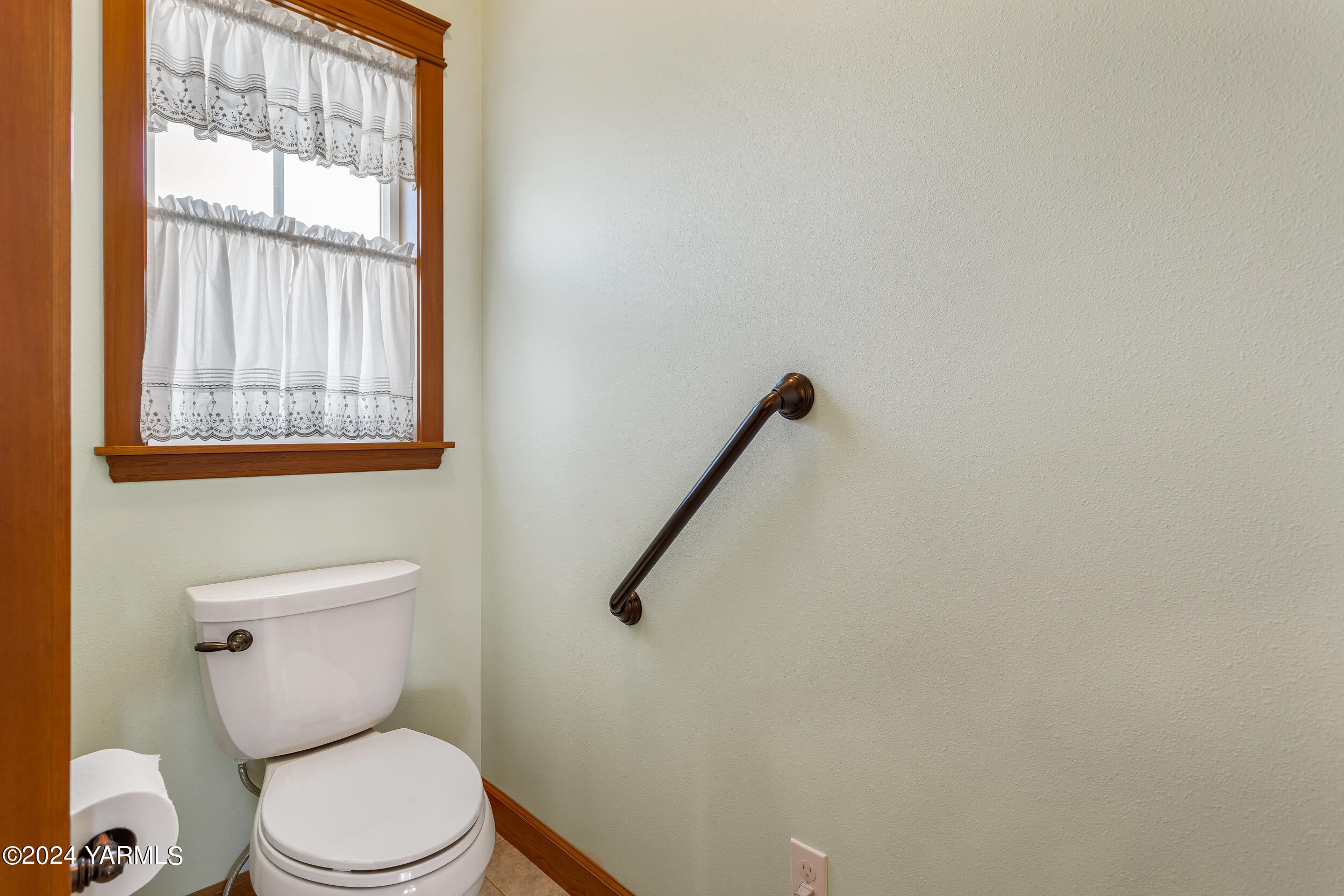 12401 Summitview Ext Road Yakima, WA 98908 - Photo 45 of 63 a bathroom with a toilet and a window