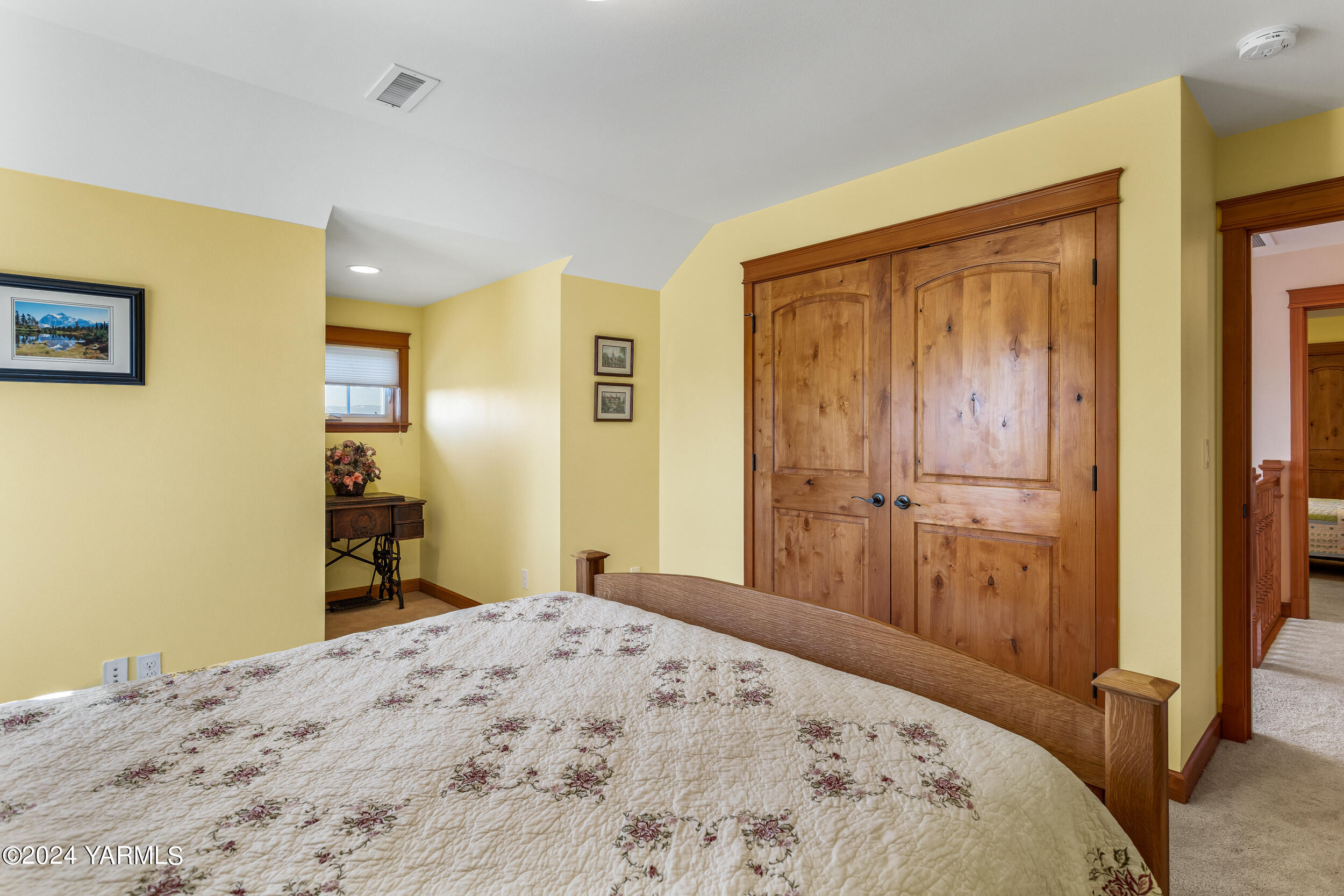12401 Summitview Ext Road Yakima, WA 98908 - Photo 53 of 63 a bedroom with a bed and a mirror