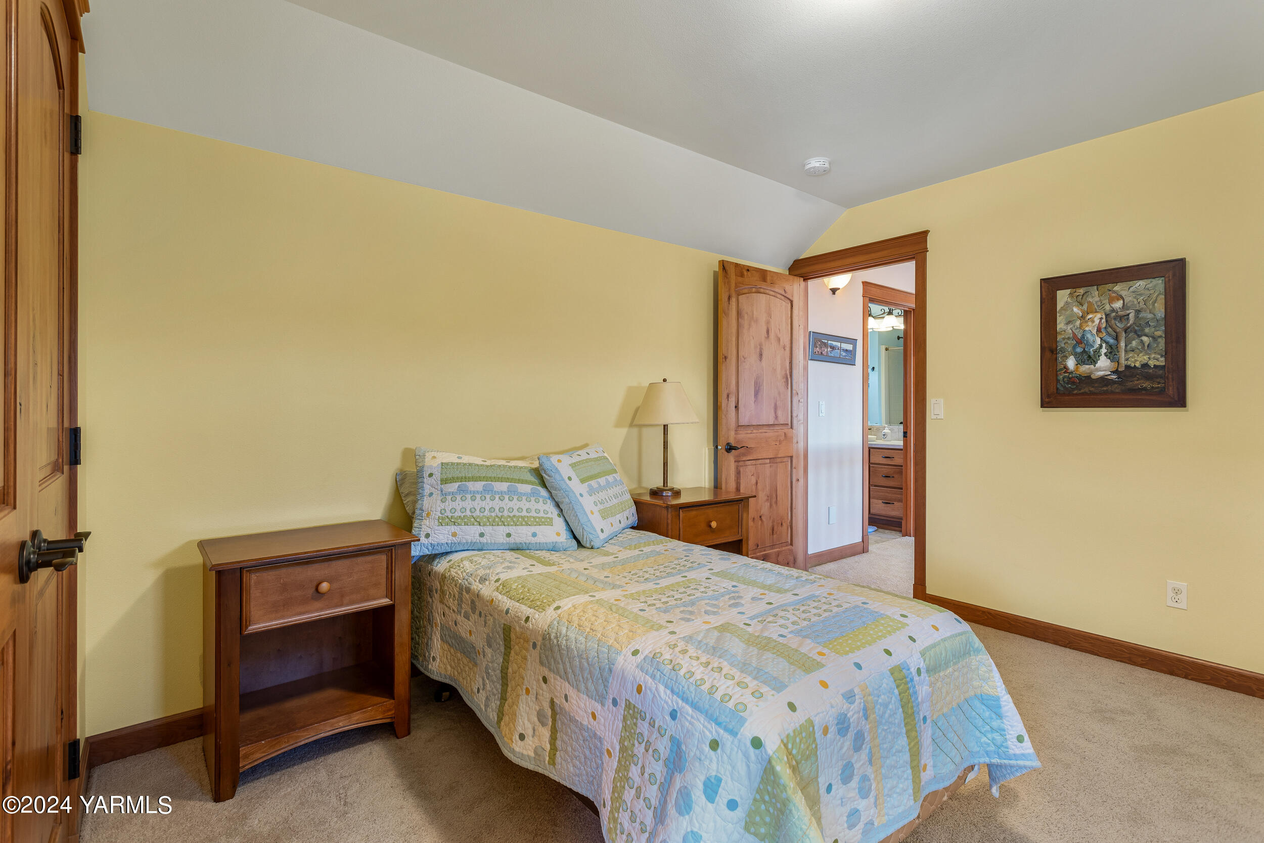 12401 Summitview Ext Road Yakima, WA 98908 - Photo 56 of 63 a bedroom with a bed and a wall painting
