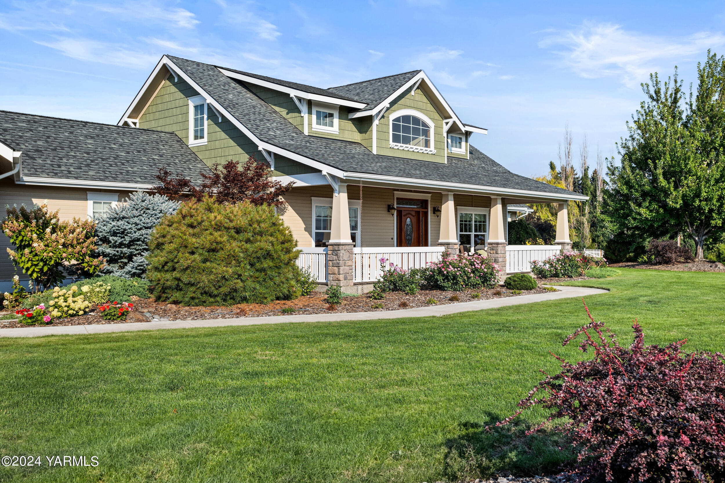 12401 Summitview Ext Road Yakima, WA 98908 - Photo 6 of 63 a front view of a house with a yard