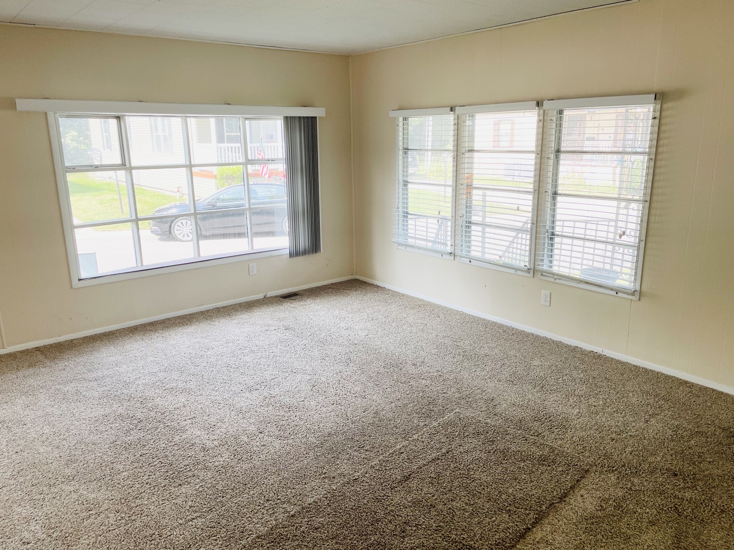 237 Parkwood Road Elgin, IL 60123 - Photo 3 of 15 an empty room with windows