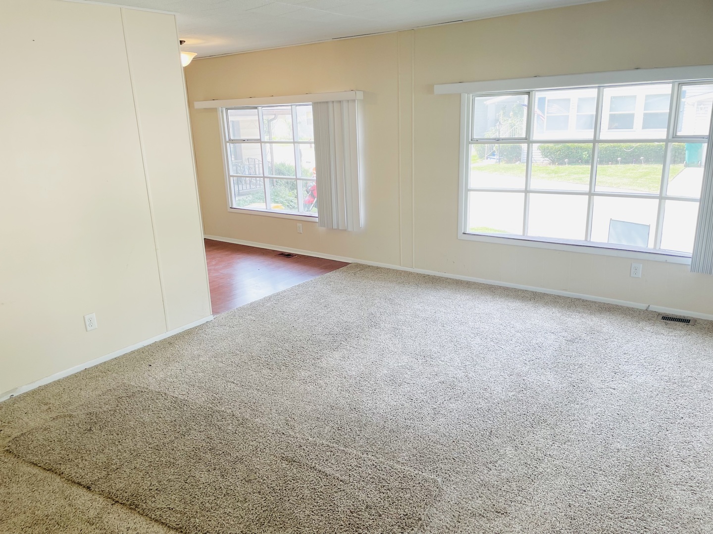 237 Parkwood Road Elgin, IL 60123 - Photo 4 of 15 an empty room with windows