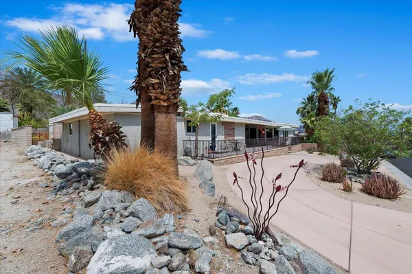 a view of a house with backyard