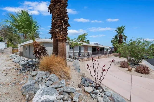 a view of a house with backyard
