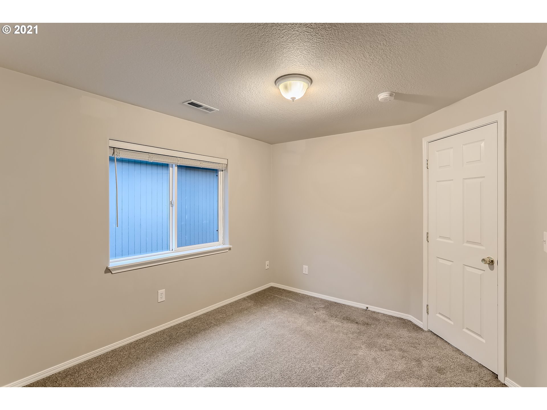 17670 Southwest September Lane Beaverton, OR 97003 - Photo 22 of 31 a view of an empty room with a window