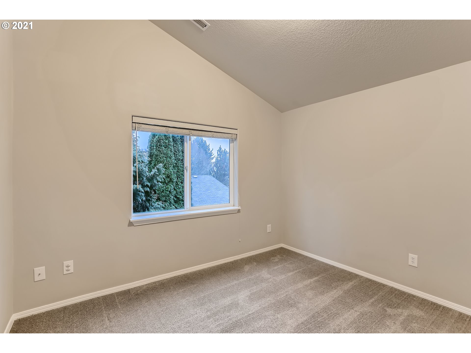17670 Southwest September Lane Beaverton, OR 97003 - Photo 25 of 31 an empty room with a window