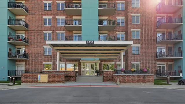 $259,000 | 9355 Irving Park Road, Unit 522, Schiller Park, IL 60176